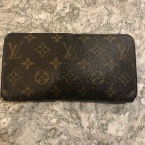 Louis Vuitton Monogram Zippy Wallet
